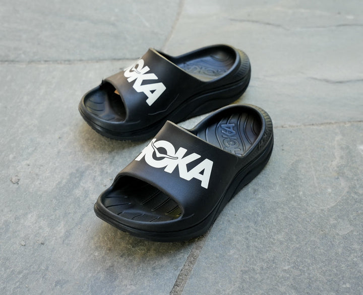 Hoka U ORA ATHLETIC SLIDE Svart / Vit