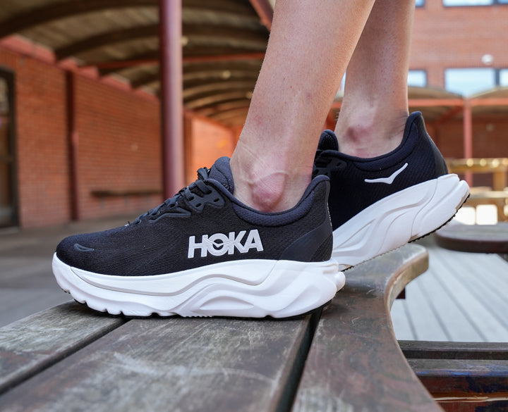 Hoka W ARAHI 8 WIDE Svart / Vit