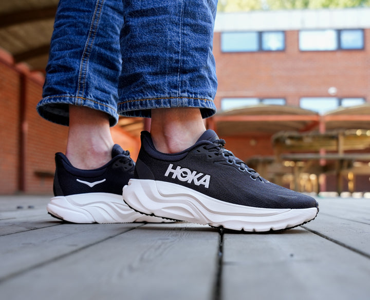 Hoka W ARAHI 8 WIDE Svart / Vit