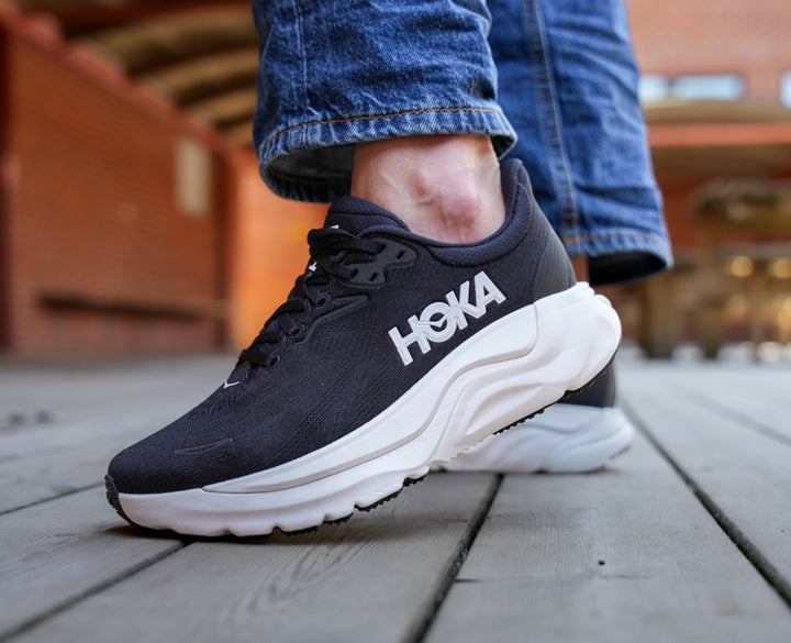 Hoka W ARAHI 8 WIDE Svart / Vit