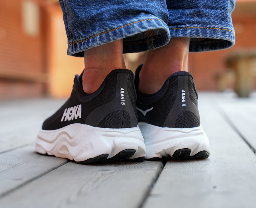 Hoka W ARAHI 8 WIDE Svart / Vit